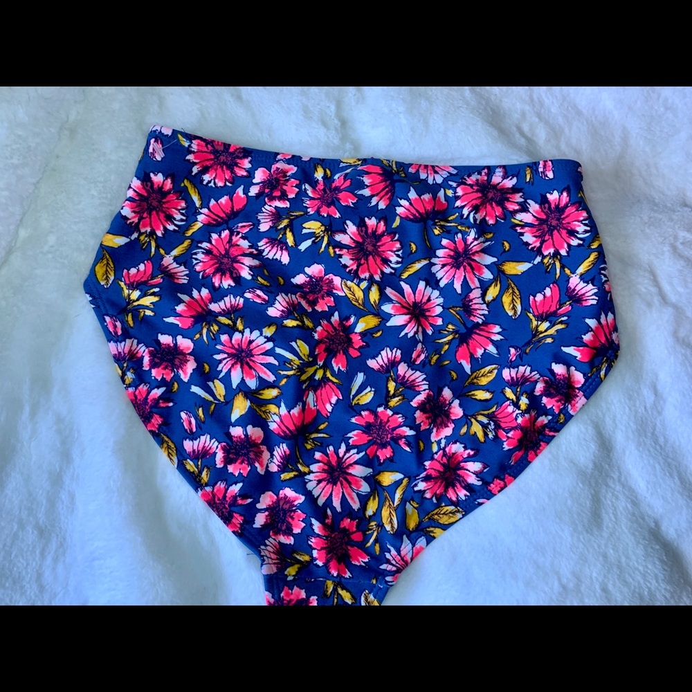 💋 *SOLD*HOST PICK 💋 Beautiful Bikini Bottoms - Picture 4 of 5